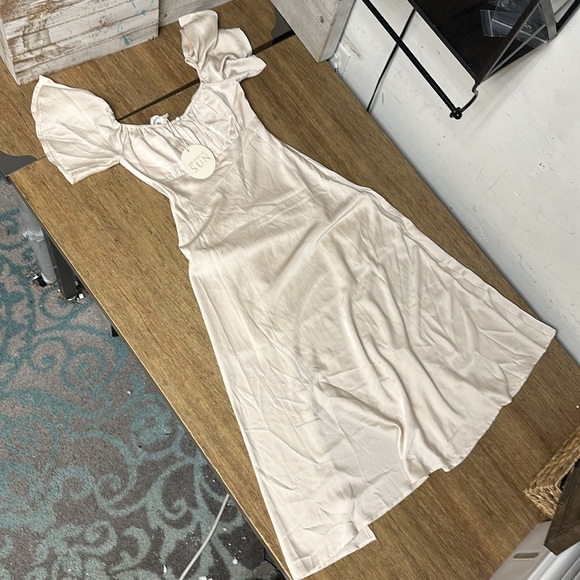 Here comes the sun Nwt ivory semi formal flutter sleeve side slit midi dress - Picture 9 of 9